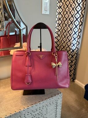 EUC Prada Pink Saffiano Leather Gold 50 in Crossbody Handbag Bow Charm dust bag